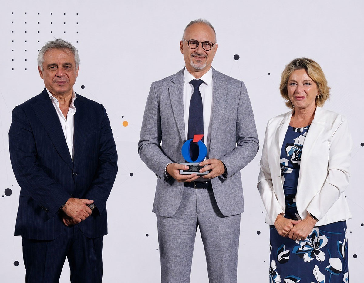 Luis Lorenzo de Juan, con el premio, junto a Andrés Navarro y Carmen Sánchez